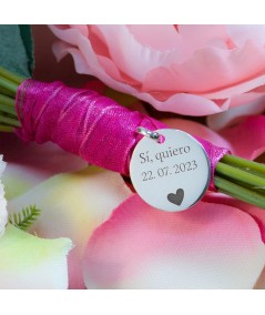 Cinta de organza fucsia y medalla personalizada para ramo de novia